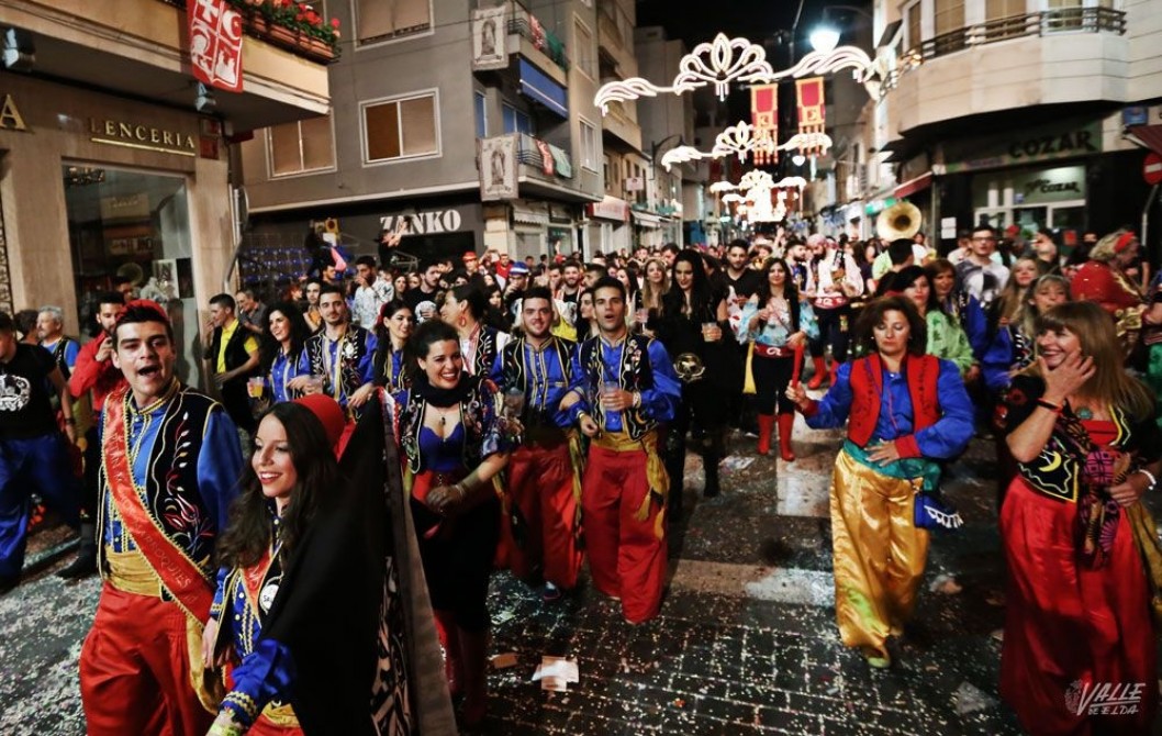 El alumbrado de Moros y Cristianos estará instalado para las Entradicas El alumbrado de Moros y Cristianos estará instalado para las Entradicas