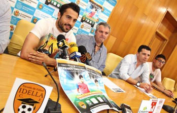 Mario Gaspar del Villarreal presenta la tercera edici&oacute;n del Torneo Nacional de F&uacute;tbol Base Fernando Tom&aacute;s P&eacute;rez de Elda