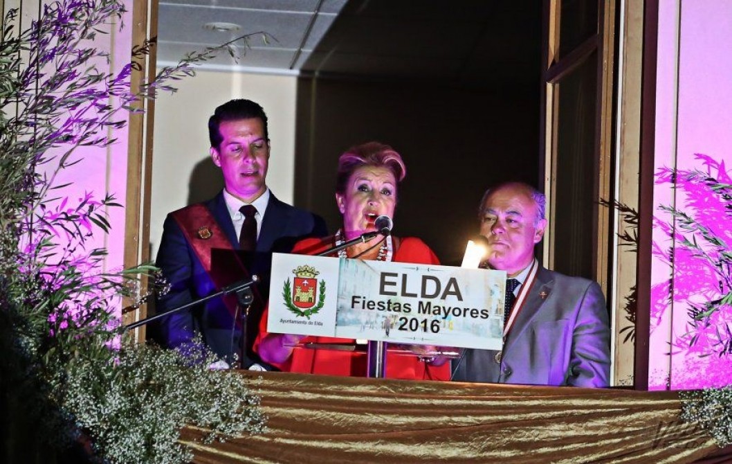 Elisa Beltrán inició las Fiestas Mayores con un pregón protagonizado por la devoción de Elda por sus patronos Elisa Beltrán inició las Fiestas Mayores con un pregón protagonizado por la devoción de Elda por sus patronos