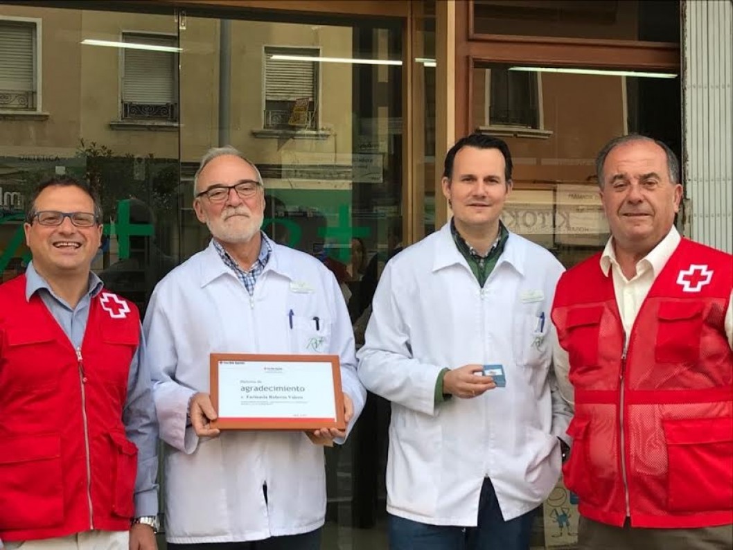 Cruz Roja premia la solidaridad de la Farmacia Roberto Valero de Elda Cruz Roja premia la solidaridad de la Farmacia Roberto Valero de Elda