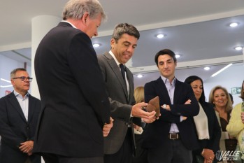 Carlos Maz&oacute;n visita Elda y evita dar declaraciones a los medios de comunicaci&oacute;n
