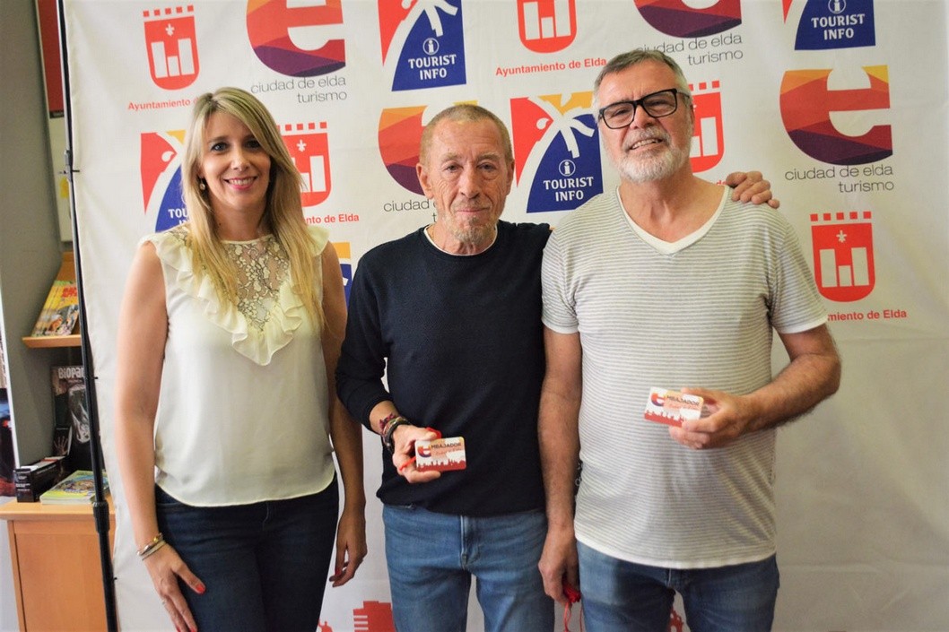 Antonio González y Carlos Coves reciben el carnet de embajadores de la ciudad Antonio González y Carlos Coves reciben el carnet de embajadores de la ciudad