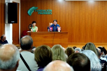 Jes&uacute;s Cintora llen&oacute; de p&uacute;blico la Fundaci&oacute;n Paurides para hablar de periodismo