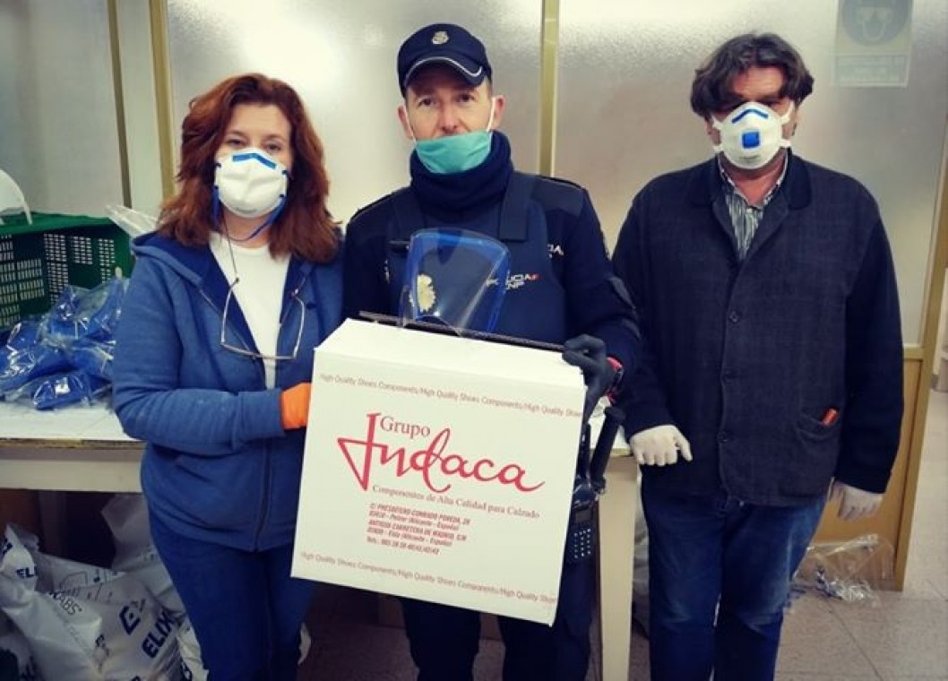 Indaca dona viseras a la Policía Nacional y al Hospital de Albacete Indaca dona viseras a la Policía Nacional y al Hospital de Albacete