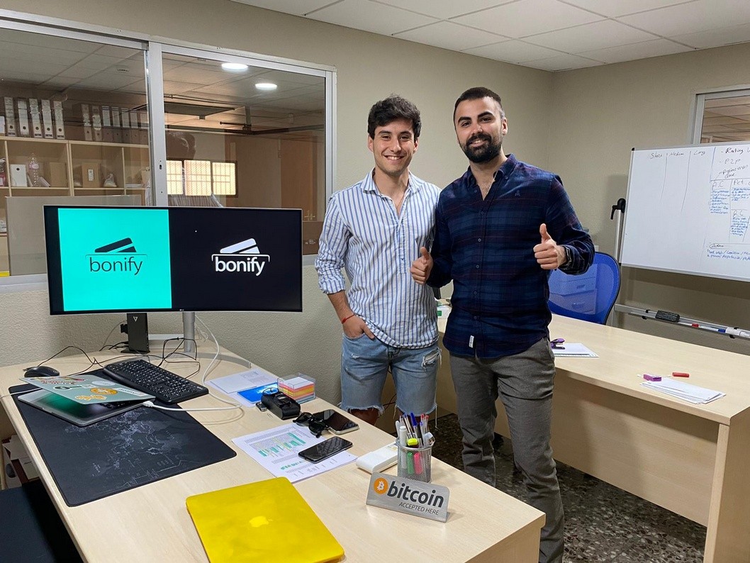 Un joven eldense crea Payboni para ayudar al comercio local gracias a un sistema de pago con bonos Un joven eldense crea Payboni para ayudar al comercio local gracias a un sistema de pago con bonos