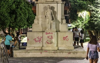 El monumento dedicado a Emilio Castelar aparece con pintadas