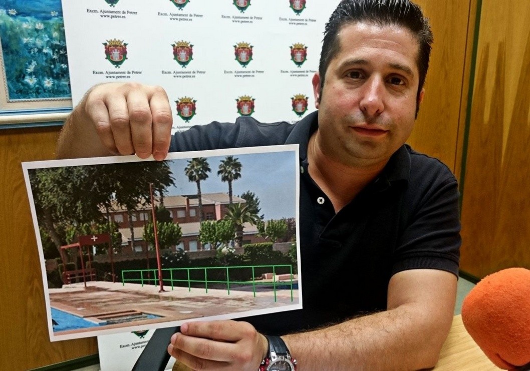 Ciudadanos pide que Petrer "saque el dinero de donde sea para instalar una valla en las piscinas municipales" Ciudadanos pide que Petrer "saque el dinero de donde sea para instalar una valla en las piscinas municipales"