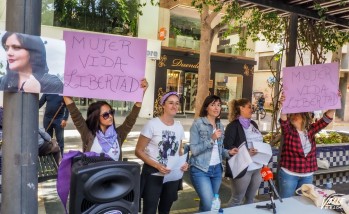 Decenas de personas se manifiestan en Elda contra la represi&oacute;n de las mujeres en Ir&aacute;n