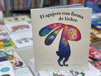 "El agujero con forma de liebre" de John Daugherty con ilustraciones de Thomas Docherty
