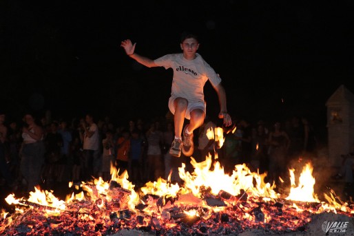 Los petrerenses cumplen con la tradici&oacute;n de la "Foguera de Sant Antoni"