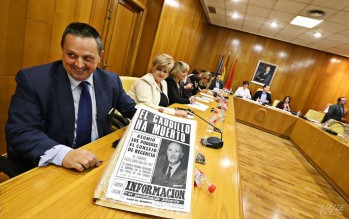 La Corporaci&oacute;n Municipal aprueba por unanimidad revocar el t&iacute;tulo de Hijo Adoptivo a Francisco Franco