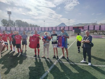 Los veteranos del CD Eldense homenajean al exjugador Antonio G&oacute;mez
