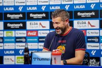 Fernando Est&eacute;vez: "Muy contento con el resultado, pero no hay que olvidar que el descenso sigue a seis puntos"