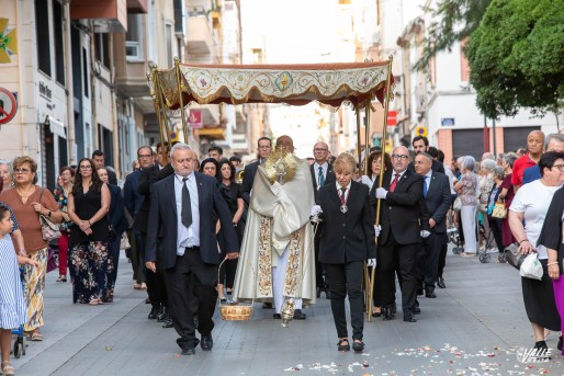 Los fieles se re&uacute;nen para la celebraci&oacute;n del Corpus Christi en Elda