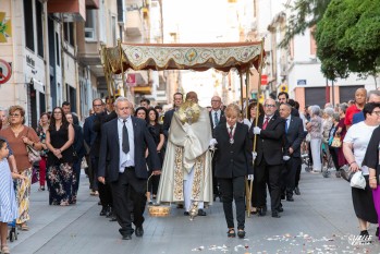 Los fieles se re&uacute;nen para la celebraci&oacute;n del Corpus Christi en Elda