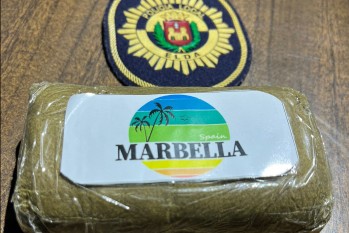Dos detenidos con un paquete de 100 gramos de hach&iacute;s