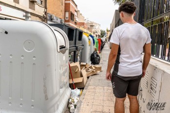 La acumulaci&oacute;n de residuos fuera de los contenedores preocupa al PP