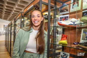 La ol&iacute;mpica Paula Arcos entrega sus zapatillas al Museo del Calzado