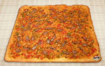 Coca de verduras y anchoas