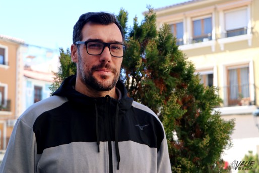 Gede&oacute;n Guardiola, jugador de balonmano: "Petrer siempre se ha volcado con nosotros, me encanta llevar su nombre a donde vamos"