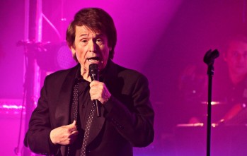 Raphael se gana al público del Teatro Castelar con su brillante concierto