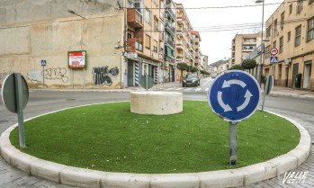 Choca contra el adorno navide&ntilde;o de una rotonda y se da a la fuga en Petrer