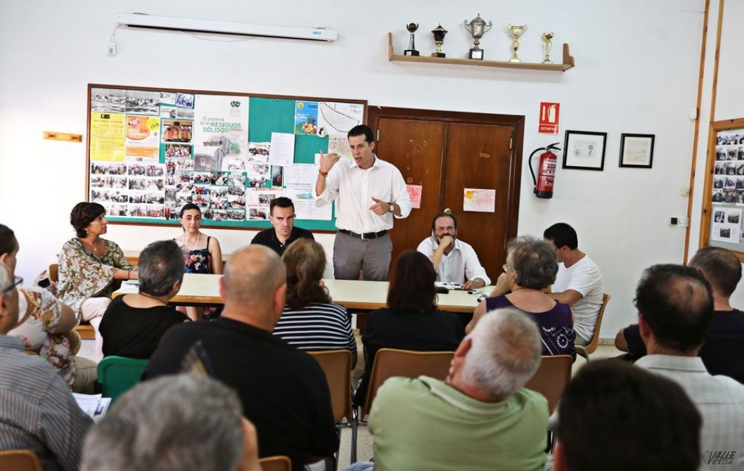 El equipo de gobierno dará más peso a los Consejos de Barrio para que decidan las prioridades de Elda El equipo de gobierno dará más peso a los Consejos de Barrio para que decidan las prioridades de Elda