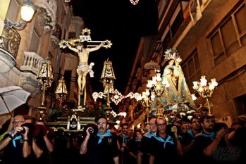 Cientos de eldenses celebran el 75 aniversario de las tallas de los Santos Patronos pese a la amenaza de lluvia
