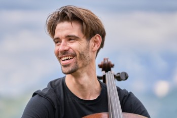 El violonchelista eldense Alfredo Ferre lanza su primer &aacute;lbum