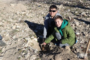 Los eldenses reforestan la zona del r&iacute;o en el D&iacute;a del &Aacute;rbol