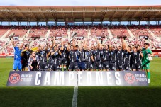 Hazte una foto con la copa del CD Eldense