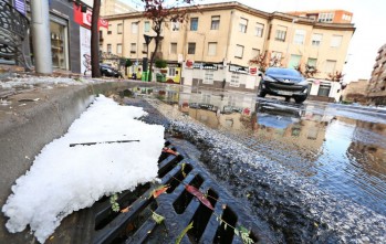 Una breve tromba de agua y granizo sorprende al valle