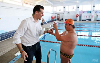 La piscina cubierta municipal pasar&aacute; a llamarse Nacho Gil