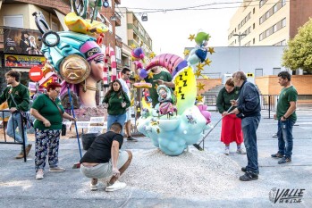 La Falla Infantil de Trinquete sufre una ca&iacute;da debido al viento