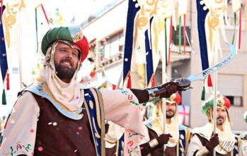 Las fiestas de Moros y Cristianos de Petrer atraen a influencers chinos