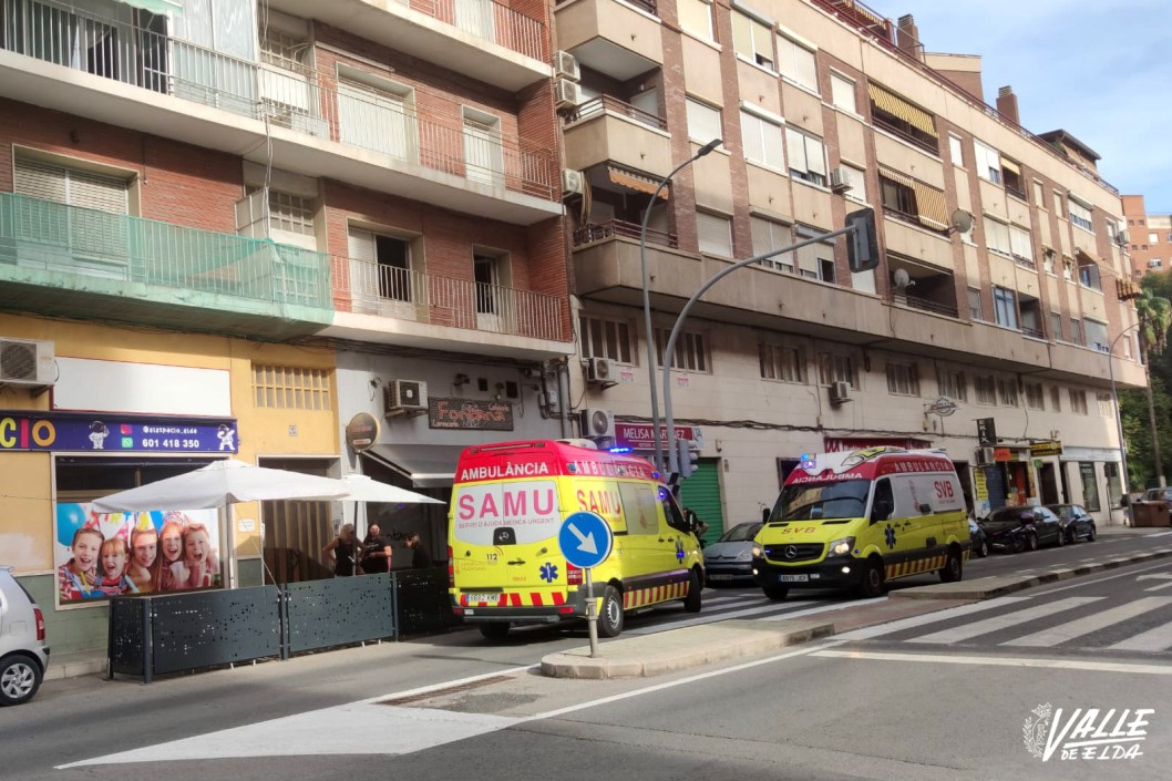 Cortan la avenida de Chapí mientras atienden a un hombre tras sufrir un desvanecimiento en un bar Cortan la avenida de Chapí mientras atienden a un hombre tras sufrir un desvanecimiento en un bar