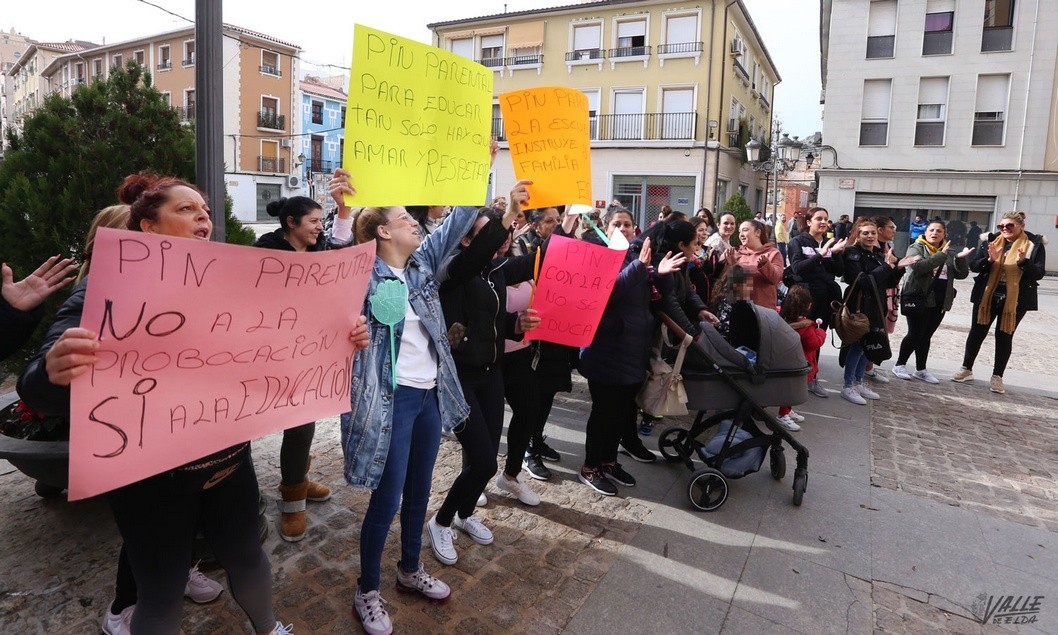 Decenas de familias piden el "pin parental" contra los talleres de educación sexual en Elda Decenas de familias piden el "pin parental" contra los talleres de educación sexual en Elda