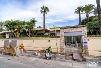 Mejoran la acera y el asfalto de la calle Los Tilos