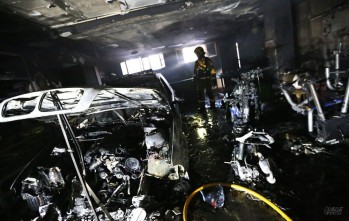 El incendio espont&aacute;neo de un veh&iacute;culo calcina un garaje en Petrer