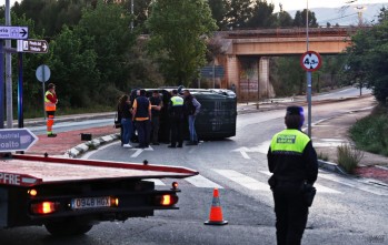 Vuelca un veh&iacute;culo en la rotonda del pol&iacute;gono Campo Alto y corta el acceso al mismo