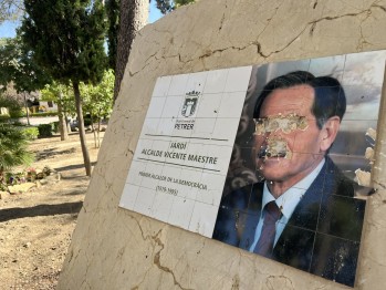 Acto vand&aacute;lico contra el monolito de los Jardines Alcalde Vicente Maestre en Petrer