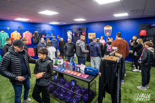 El Eldense inaugura su tienda oficial en el Nuevo Pepico Amat