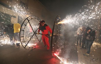 Los demonios cierran las Fiestas Patronales de Petrer con un m&aacute;gico Correfoc