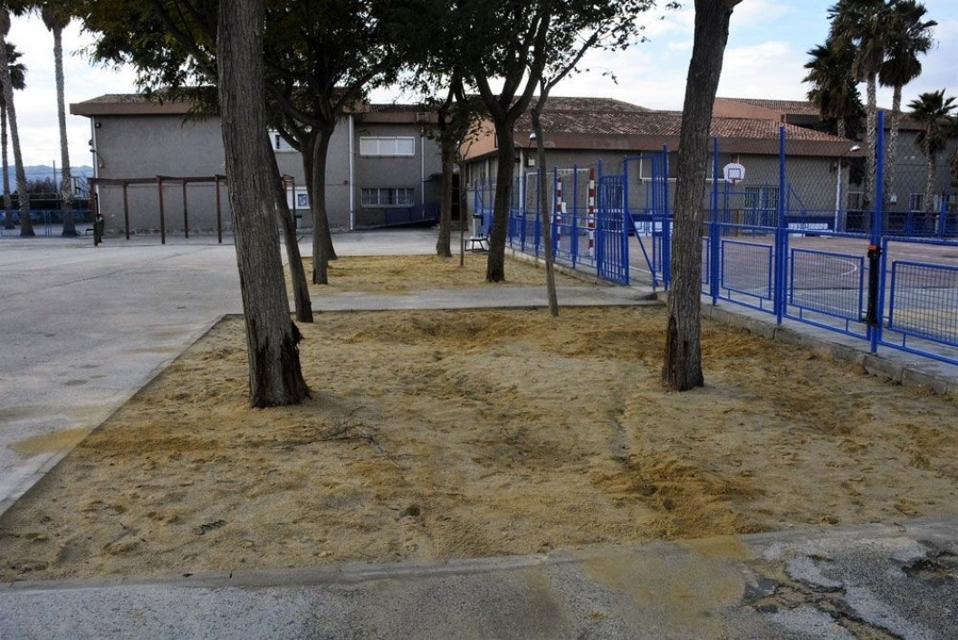 El patio del colegio Juan Rico y Amat se repara para evitar accidentes El patio del colegio Juan Rico y Amat se repara para evitar accidentes