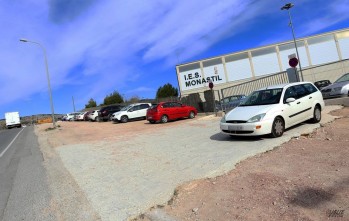 Las obras para hacer un aparcamiento y una rotonda en el IES Monastil se retrasan a pesar de su urgencia