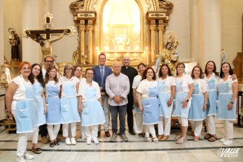 Las camareras acicalan a la Virgen de la Salud