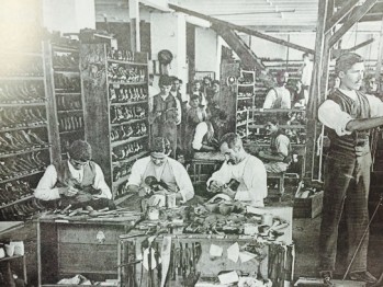Ejemplares momentos de la Industria del Calzado.  Los primeros zapateros