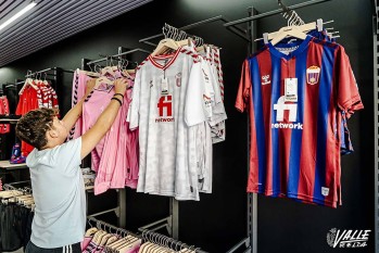 La tienda del CD Eldense reabre hoy sus puertas con la nueva equipaci&oacute;n