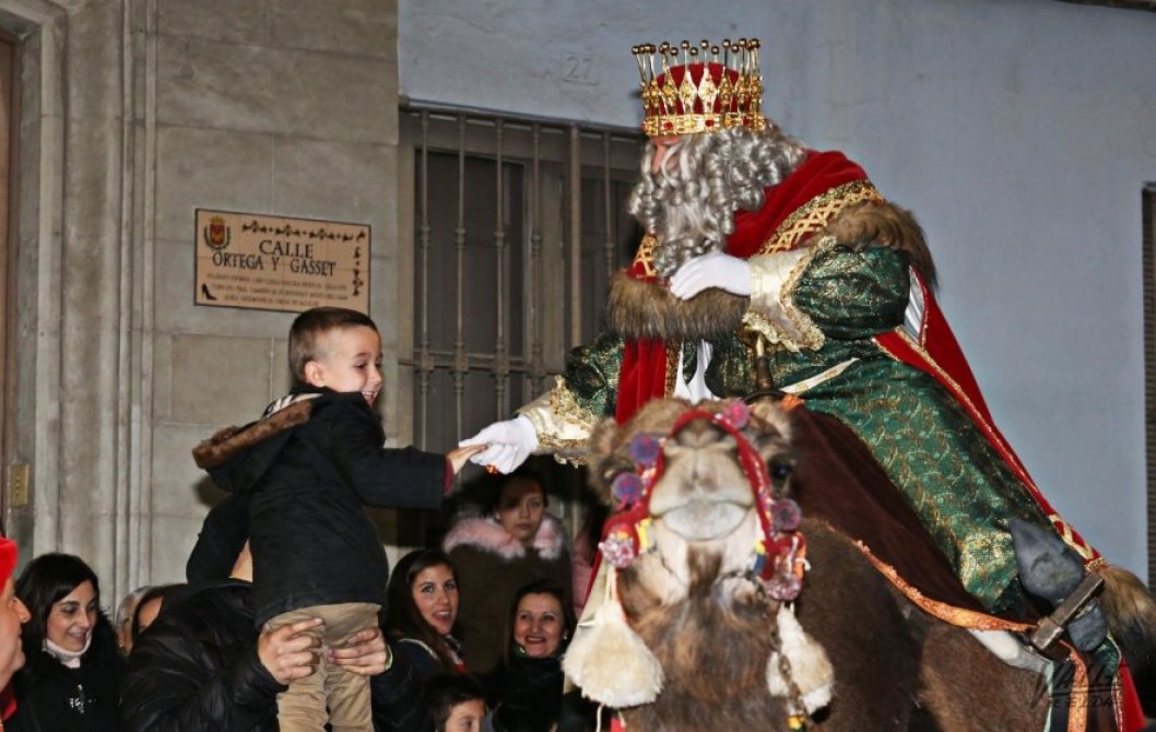 La Cabalgata de Elda ilusionó a niños y mayores La Cabalgata de Elda ilusionó a niños y mayores
