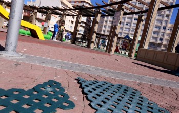 Las familias lamentan el estado de abandono de la Plaza del Zapatero